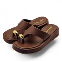 Sandalia flat tais vieira com detalhe em dourado super tendência leve e versátil.