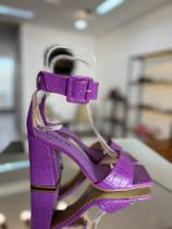 Sandália Greta croco roxo iris fivela Sandália Greta croco roxo iris fivela