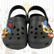 Sandália Infantil Masculina Babuche Estampa Urso de Boné Leve, Divertida e Confortável Sandália Infantil Masculina Babuche Estampa Urso de Boné Leve, Divertida e Confortável