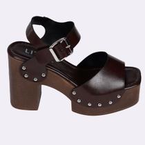 Sandália LITTIZ Plataforma Marrom Estilo Clog Boho com Salto Bloco e Tachas Conforto e Atitude Sandália LITTIZ Plataforma Marrom Estilo Clog Boho com Salto Bloco e Tachas Conforto e Atitude