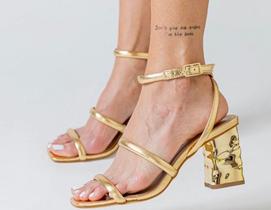 Sandália minimalista de salto alto de bloco dourada