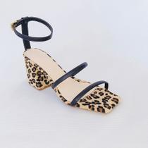 Sandália Onça Otorizze Salto Bloco Modelo Judie Animal Print Sandália Onça Otorizze Salto Bloco Modelo Judie Animal Print