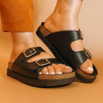 Sandália Papete Feminina Moleca Preta com Duas Fivelas Metálicas Douradas e Palmilha Anatômica