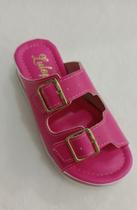 Sandália pink com duas tiras e fivelas douradas. Sandália pink com duas tiras e fivelas douradas.