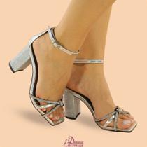 Sandália Prata de salto alto bloco, de detalhe em strass/brilho