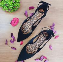 Sandália Preta de bico fechada com palmilha com designer de onça Sandália Preta de bico fechada com palmilha com designer de onça