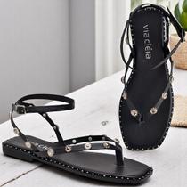 Sandália Rasteira Feminina De Couro Com Fechamento Tornozelo e Detalhes De Spikes Estilo Blogueiras Sandália Rasteira Feminina De Couro Com Fechamento Tornozelo e Detalhes De Spikes Estilo Blogueiras