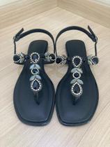 Sandália rasteira pedras preto