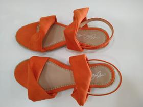 Sandália rasteira tamanho 34 cor laranja , em suede tecido leve e confortável .