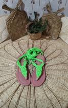 Sandália rasteirinha verde neon n 35
