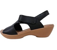 Sandália Usaflex AE0913 Anabela Conforto em Couro Preto com tiras autocolantes Sandália Usaflex AE0913 Anabela Conforto em Couro Preto com tiras autocolantes