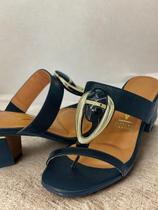 Sandália Vizzano com Pedraria Disponível nas Cores Off-White e Preto, Salto Bloco