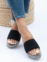 Sandálias modernas de cunhas planas com tachas para mulheres