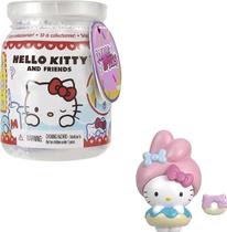 Sanrio Hello Kitty Double Dippers Figuras Colecionáveis (2-in) com acessórios de chapéu e sobremesa, pacote cego surpresa, mergulho na água para mudança de cor Diversão, Grande Presente para Idades 4Y+