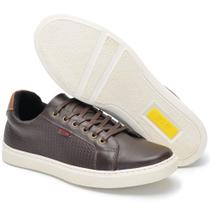 Sapatenis em couro, com solado de borracha costurado, forrado em tecido.