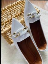 Sapatilha de bico fino com detalhe