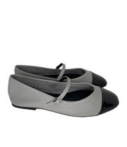 Sapatilha em Couro Lori Boneca lialine - cinza e off white