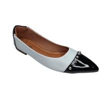 Sapatilha Feminina Rasteira Sofisticada Branca em Napa com Bico Fino em Verniz Preto e Detalhes em Spikes