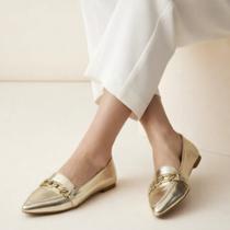 Sapatilha Mocassim Feminina Dourada Bico Fino com Corrente Elegante Confortável