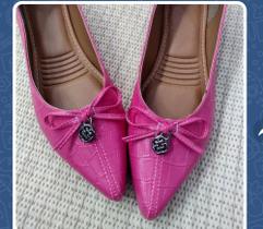 Sapatilha rosa bico fino com pingente