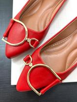 Sapatilha vermelha com enfeite