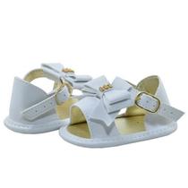 Sapatinho de Bebê Bicho de Pé - Sandália Feminina c/ Fivela e Laço - Sintético - Branco com Ouro Light Sapatinho de Bebê Bicho de Pé - Sandália Feminina c/ Fivela e Laço - Sintético - Branco com Ouro Light