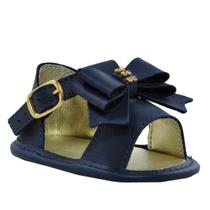 Sapatinho de Bebê Bicho de Pé - Sandália Feminina c/ Fivela e Laço - Sintético - Marinho e Ouro Light Sapatinho de Bebê Bicho de Pé - Sandália Feminina c/ Fivela e Laço - Sintético - Marinho e Ouro Light