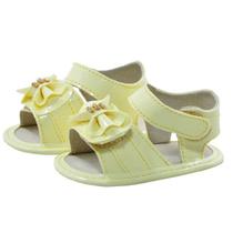 Sapatinho de Bebê Bicho de Pé - Sandália Feminina com Laço e Fecho - Verniz - Amarelo Bebê