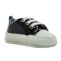 Sapatinho de Bebê Bicho de Pé - Sapatênis Feminino c/ ilhós e Atacador - Sintético e Verniz - Bege e Preto Sapatinho de Bebê Bicho de Pé - Sapatênis Feminino c/ ilhós e Atacador - Sintético e Verniz - Bege e Preto