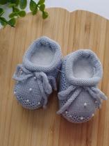 Sapatinho de tricô pérolas para bebês recém nascido - azul salinas
