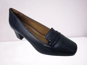 Sapato couro azul marinho, detalhes tranças verniz, bico amêndoa e salto bloco 4 cms.