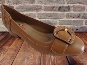 Sapato couro com detalhe verniz e fivela recouro, salto bloco 2,5 cms= CORES âmbar ou bistrô