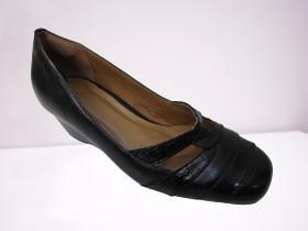 Sapato couro cor preto, detalhes peças croco preto, salto anabela 3,5 cms.