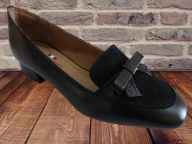 Sapato estilo mocassim/pala, couro liso com pala em suede, e lacinho de couro, cores preto ou linhaça