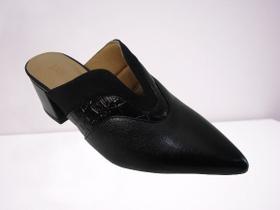 Sapato, estilo tamanco, couro preto detalhes croco e camurça, bico fino e salto bloco 4 cms.