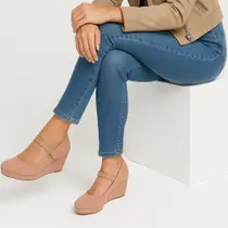 Sapato Feminino Anabela Conforto Nude com Tira Ajustável Casual e Elegante