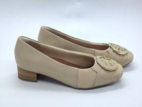 Sapato feminino scarpin com fivela salto baixo bico quadrado em couro marca Usaflex cor bege 701519