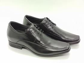 Sapato masculino com cadarço e salto interno em couro preto marca Jota Pê/Compasso 455403