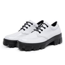 Sapato Oxford Feminino Mocassim Slip-On Sola Tratorada Coturno Cano Baixo Verniz Branco