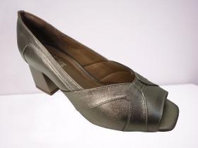 Sapato peep-toe de couro, metalizado prata velho, detalhes de recortes e peças, salto bloco 4 cms.