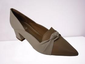 Sapato scarpin couro cor creme com tan, salto bloco e bico fino, com nó de couro detalhe peito pé.
