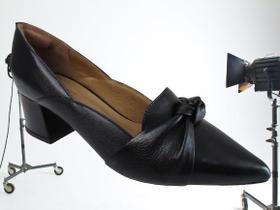 Sapato scarpin couro preto, salto bloco e bico fino, com nó de couro detalhe peito pé