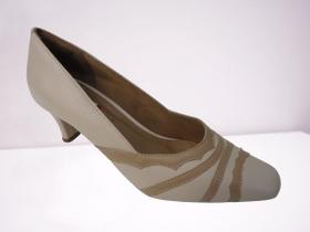 Sapato social couro cor creme detalhes tan, bico fino salto exclusivo fino 5 cms.