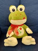 Sapo de Pelúcia com Laço - 30 cm