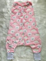 Saquinho com pézinho fleece rosa com estampa de nuvem Saquinho com pézinho fleece rosa com estampa de nuvem
