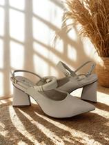 Scarpin Bebecê Feminina Bege com Salto Grosso e Detalhe Dourado