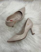 Scarpin com Salto Médio Taça Evasê e Bico Fino - Bebecê - Off White Acetinado Scarpin com Salto Médio Taça Evasê e Bico Fino - Bebecê - Off White Acetinado