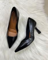 Scarpin com Salto Médio Taça Evasê e Bico Fino - Bebecê - Preto Verniz Scarpin com Salto Médio Taça Evasê e Bico Fino - Bebecê - Preto Verniz