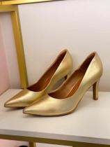Scarpin dourado salto fino usaflex