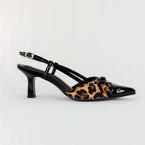 Scarpin feminina de onça com detalhes em verniz preto 1846